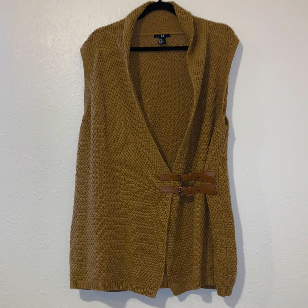 H&M sweater vest. Size Medium. Never been worn. In perfect condition
